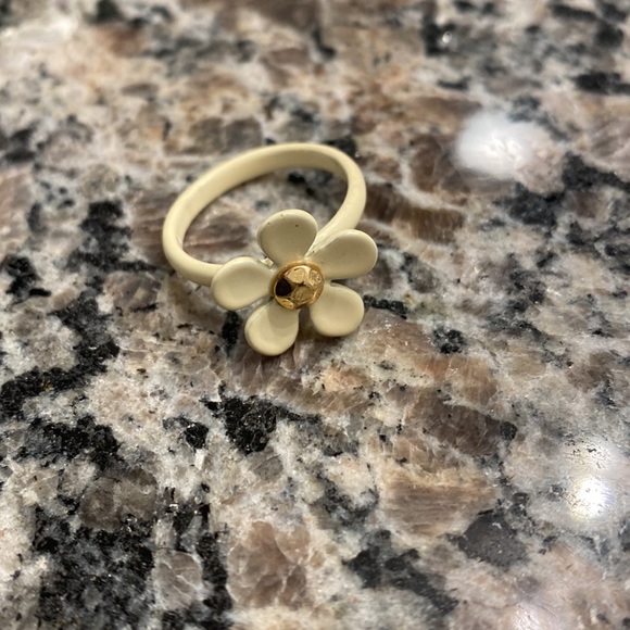 Daisy ring!! - Picture 3 of 4